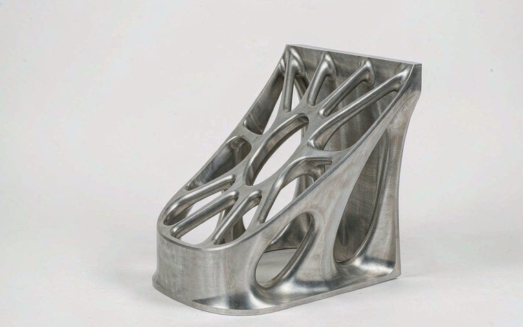 A topology-optimized aluminium structural part with an organic ribbed lattice structure